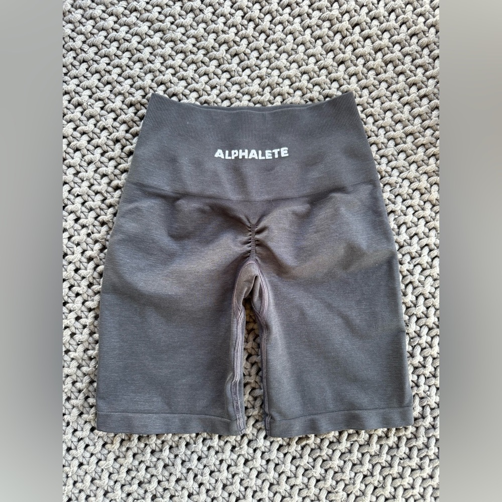 Alphalete Amplify Short XXS smoke 6.5 seamless
